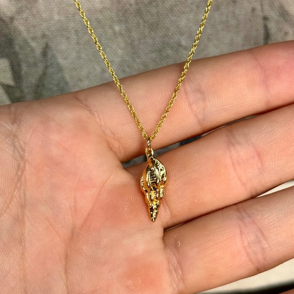 Vermeil Gold Conch Shell Pendant on 925 Sterling Silver/Vermeil Gold Rope Chain - Picture 1 of 3